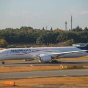aeromexico dreamliner taxiing on runway