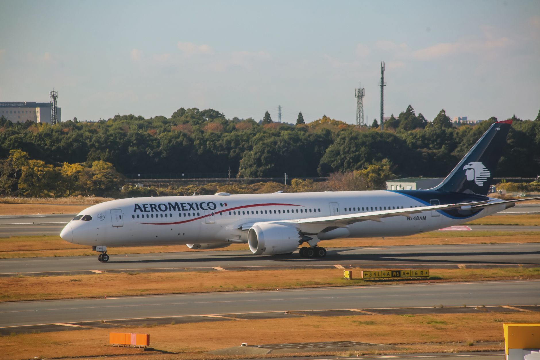 aeromexico dreamliner taxiing on runway